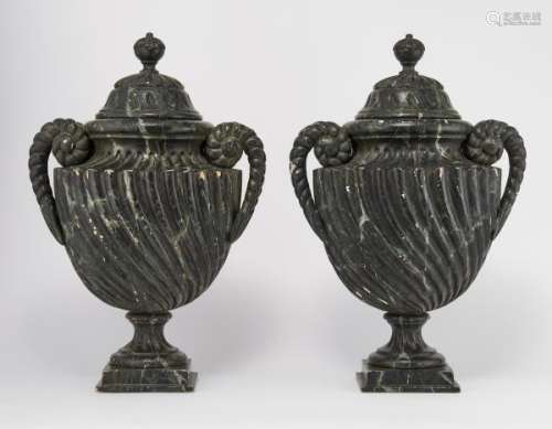 Paire d'urnes de style néoclassique - Bois peint simulant le marbre, H 60 cm -