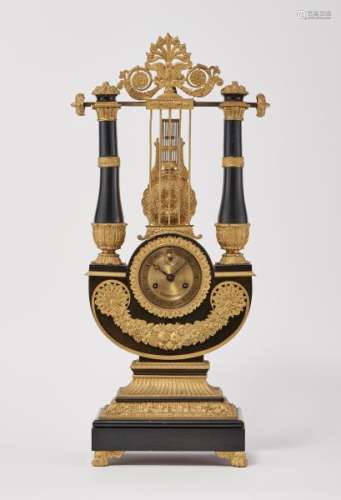 Pendule lyre d'époque Restauration - Bois noirci et bronze doré, H 60 cm -