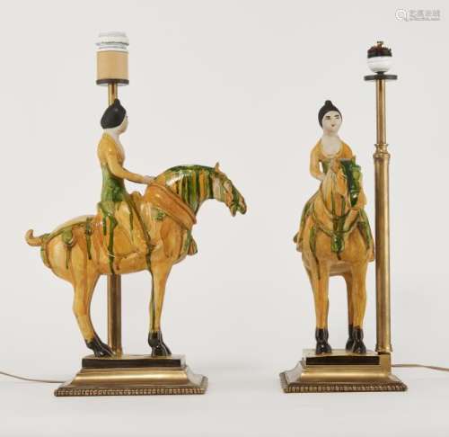 Paire de cavaliers dans le style Tang montés en lampe, Chine, XXe s - Céramique [...]