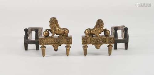 Paire de chenêts d'époque Louis XVI - A décor de lions couchés, bronze doré, H [...]