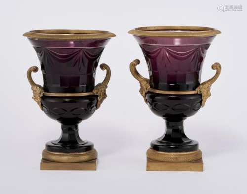 Paire de vases médicis, probablement Bohème, XIXe s - Verre mauve, monture bronze [...]