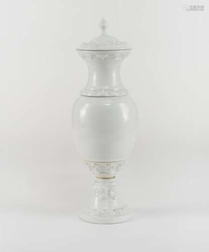 Grand vase couvert à motif d'acanthes - Couleuvre, France, porcelaine blanche, H 90 [...]