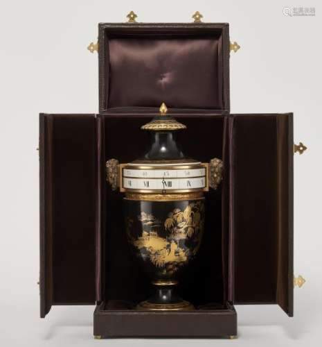 Vase néoclassique formant pendule tournante à décor doré au chinois sur fond noir [...]