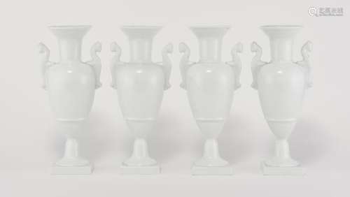 Suite de 4 vases néoclassiques balustres à anses chimère - Giraud, Limoges, [...]