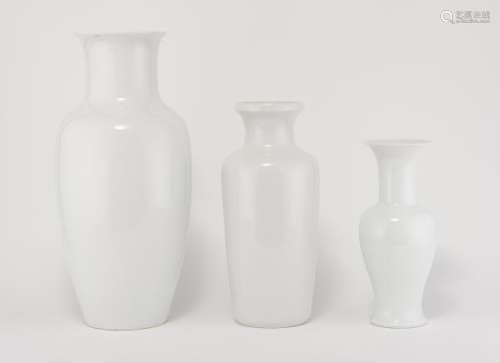 Trois vases balustres - Kaiser Allemagne et autre, porcelaine blanche, H 35 à 55 cm -
