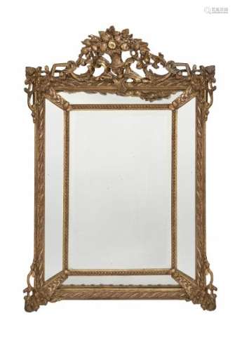 Miroir à parecloses, fin XIXe s - Bois stuqué et doré, fronton ajouré, 125x93 cm -