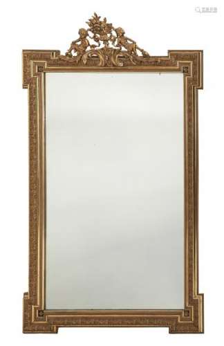 Miroir à fronton, circa 1900 - Bois stuqué et doré à décor de putti, 158x100 cm -