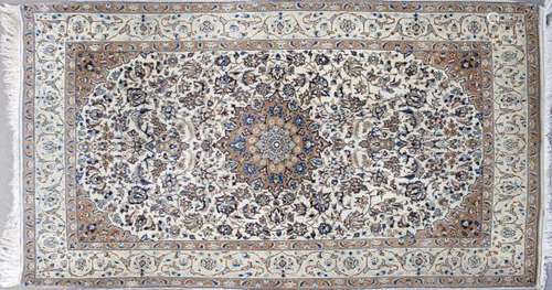 Tapis, Naïm, Iran - Laine et soie à décor d'un motif rayonnant bleu sur fond [...]