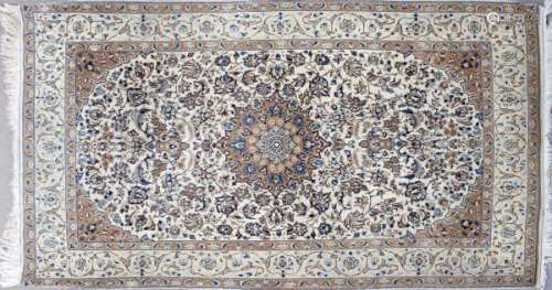 Tapis, Naïm, Iran - Laine et soie à décor d'un motif rayonnant bleu sur fond [...]