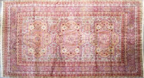 Tapis, Iran - Laine à décor de motifs géométriques sur fond crème, 360x266 cm -