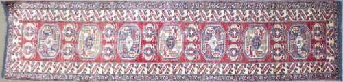 Galerie, Afghanistan, fin XXe - A décor d'un médaillon sur fond rouge, bordure à [...]