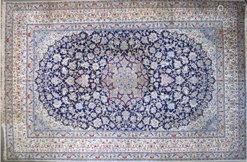 Tapis, Naïn, Iran - Laine et soie à décor de rinceaux beiges sur fond bleu nuit, [...]