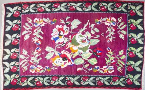 Tapis dans le genre Kilim - Laine à motifs floraux sur fond rouge, bordure sur fond [...]