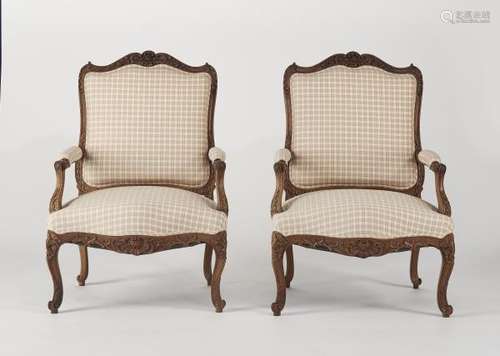 Paire de fauteuils à la Reine de style Louis XV - Bois au naturel, garniture de [...]