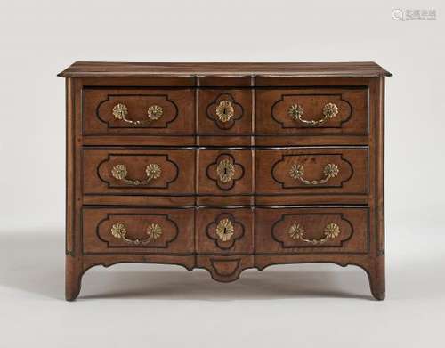 Commode à façade arbalète, XVIIIe s - Trois tiroirs, noyer, 82x119x64 cm -