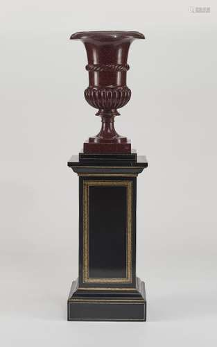 Vase médicis sur piédestal, XXe s - Céramique simulant le porphyre et bois peint, [...]