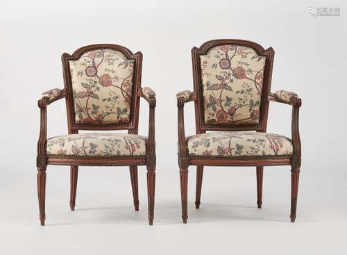 Paire de fauteuils d'époque Louis XVI - Dossier à chapeau de gendarme, hêtre, [...]