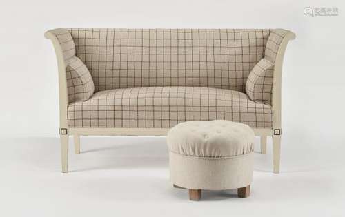 Canapé de style Directoire - Bois laqué beige, tissu beige à carreaux, L 156 cm. [...]