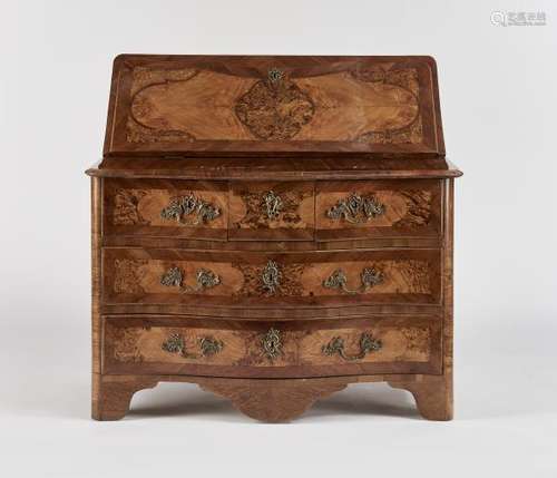 Commode scriban, Suisse, fin XVIIIe, début XIXe s - Un abattant et trois tiroirs, [...]