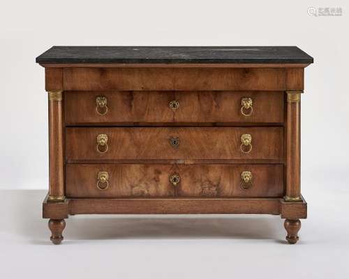 Commode d'époque Empire  - Quatre tiroirs, colonnes détachées, noyer, 92x130x65 cm -