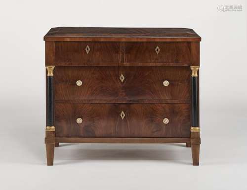 Commode d'époque Biedermeier - Trois tiroirs, noyer, bois noirci et bronze doré, [...]