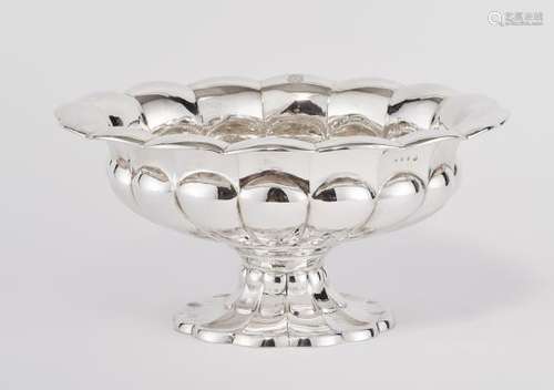 Coupe ronde godronnée armoriée Watteville - Rehfuss, Berne, circa 1840, argent, D [...]