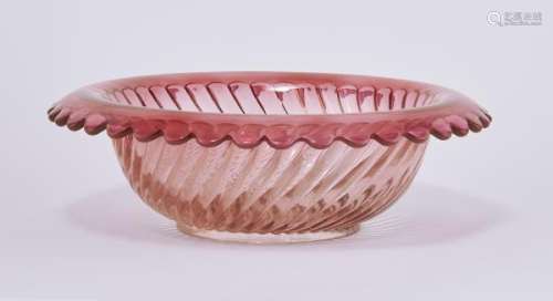 Grande coupe à motif de godrons torses - Baccarat, verre moulé pressé rose, D 42 cm -