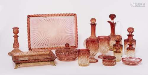 Service de cristal rose de différents modèles - En partie signé Baccarat, XIX e [...]