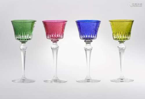 Suite de 12 verres à vin colorés à décor gravés de paons dans des rinceaux - [...]