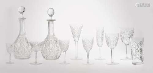 Baccarat, service de verres taillés - comprenant: 2 carafes, six tailles de verres [...]