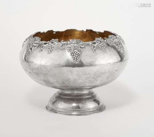 Coupe ronde sur piédouche à bordure de pampres de vigne - Allemagne, argent 800, L [...]