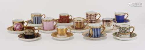 Ensemble de 12 tasses à café à décor peint dans le goût du XVIIIe - Allemagne [...]