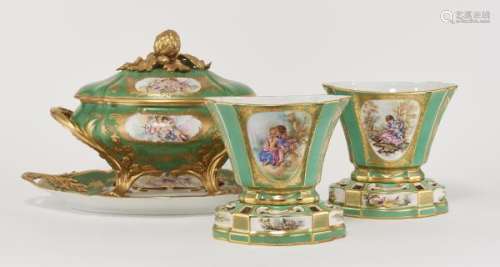 Grande soupière de style Louis XV et paire de vases sur piédouche à décor vert [...]
