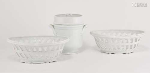 Glacière et paire de corbeilles ajourées de style XVIIIe s - Porcelaine blanche, H [...]