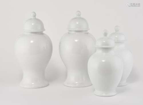 Quatre potiches balustres couvertes - Porcelaine blanche, H 40 et 32 cm -