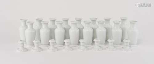 16 vases et 8 chandeliers bas - Porcelaine blanche, H 14 et 6 cm -