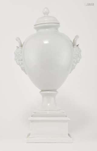 Vase ovoïde couvert à anses mascaron - Porcelaine blanche, H 58 cm -