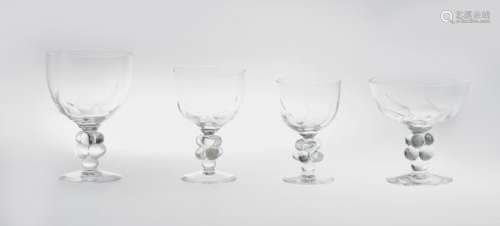 Service de verres à pied grappe - Lalique, verre moulé, comprenant: 6 verres à [...]