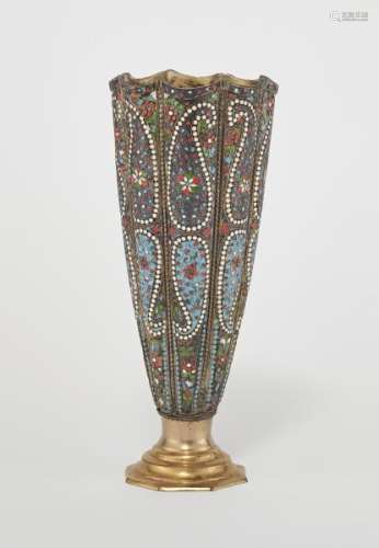 Grand vase cornet à décor cloisonné de botehs - Moscou, 1865, vermeil et émaux, [...]