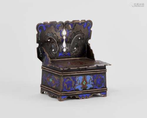 Salière trône à décor émaillé de volûtes - Moscou, 1873, argent, H 8 cm, 140 g -