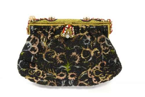 Pochette à décor de perlettes - Circa 1900, métal doré, 13x21 cm - Prix de [...]