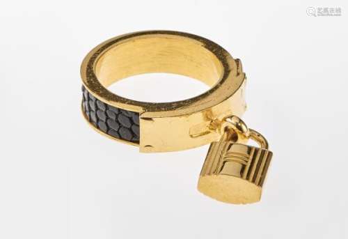 Hermès, serre-foulard retenant un cadenas - Métal doré et cuir noir, D 2 cm - [...]