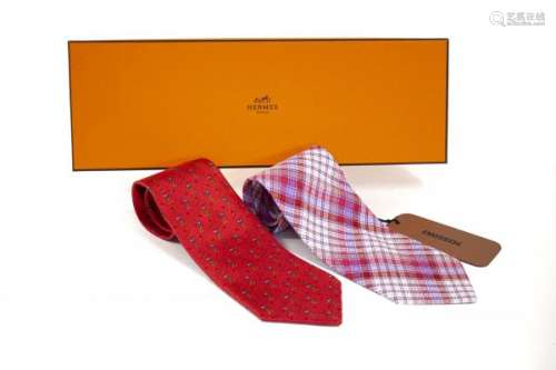 Hermès, cravate à motif de joueurs de golf sur fond rouge - Soie, L 147 cm, dans [...]