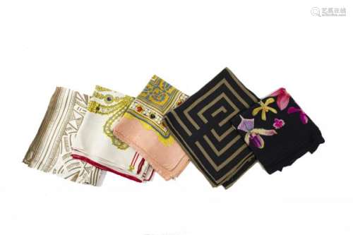 Lot de cinq foulards signés, dont Cartier, Nina ricci, Fendi, et Perry Ellis - [...]