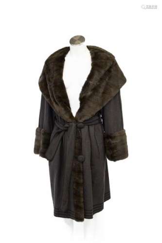 Manteau long en feutre gris doublé de fourrure  - Intérieur en feutre, poches [...]