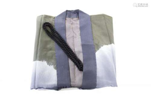 Kimono à motifs de végétaux - Soie grise et bleue, L env. 140 cm, avec sa [...]