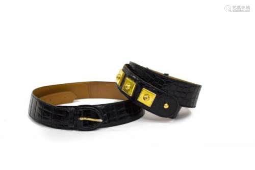Hermès, lot de deux ceintures - Cuir noir et métal doré, intérieur en cuir [...]