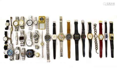 Lot de différentes montres comprenant notamment les marques suivantes: Swatch, [...]