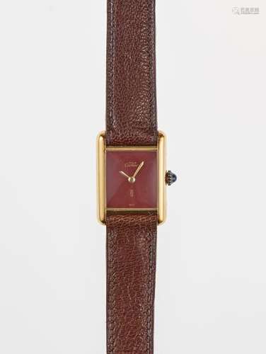 Cartier, Must, montre Tank mécanique - Cadran rouge, aiguilles dorées, remontoir [...]