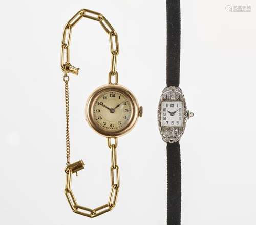 Lot de deux montres mécaniques - L'une ronde à cadran doré, aiguilles et chiffres [...]